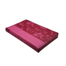 Cargar imagen en el visor de la galería, BIBLIA RVR1960 TAMAÑO MANUAL LETRA GRANDE CON CIERRE E ÍNDICE (TAPA IMITACIÓN PIEL - COLOR ROSADO CON ROSAS EN RELIEVE)