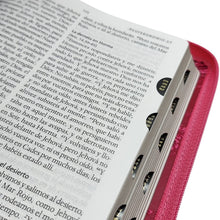 Cargar imagen en el visor de la galería, BIBLIA RVR1960 TAMAÑO MANUAL LETRA GRANDE CON CIERRE E ÍNDICE (TAPA IMITACIÓN PIEL - COLOR ROSADO CON ROSAS EN RELIEVE)