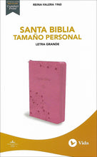 Cargar imagen en el visor de la galería, BIBLIA RVR1960 TAMAÑO PERSONAL LETRA GRANDE CON ÍNDICE Y CIERRE (TAPA IMITACIÓN PIEL- COLOR ROSADO)