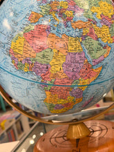 Cargar imagen en el visor de la galería, Globo Terráqueo Azul 30 cm (base de madera con rosa de los vientos) arco metálico con translación - GLOBEMASTER