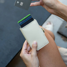 Cargar imagen en el visor de la galería, Billetera Limited Citrus - Beige Gold