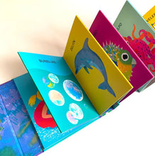 Cargar imagen en el visor de la galería, Bajo el mar. Leporello del mar - Natasha Durley