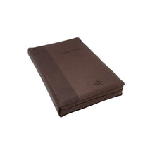 Cargar imagen en el visor de la galería, BIBLIA RVR1960 TAMAÑO PERSONAL LETRA GRANDE CON ÍNDICE Y CIERRE (TAPA IMITACIÓN PIEL- COLOR CAFÉ)

