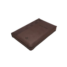 Cargar imagen en el visor de la galería, BIBLIA RVR1960 TAMAÑO PERSONAL LETRA GRANDE CON ÍNDICE Y CIERRE (TAPA IMITACIÓN PIEL- COLOR CAFÉ)
