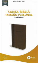Cargar imagen en el visor de la galería, BIBLIA RVR1960 TAMAÑO PERSONAL LETRA GRANDE CON ÍNDICE Y CIERRE (TAPA IMITACIÓN PIEL- COLOR CAFÉ)
