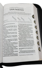 Cargar imagen en el visor de la galería, BIBLIA RVR1960 TAMAÑO PERSONAL LETRA GRANDE CON ÍNDICE Y CIERRE (TAPA IMITACIÓN PIEL- COLOR NEGRO)
