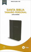Cargar imagen en el visor de la galería, BIBLIA RVR1960 TAMAÑO PERSONAL LETRA GRANDE CON ÍNDICE Y CIERRE (TAPA IMITACIÓN PIEL- COLOR NEGRO)
