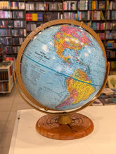Cargar imagen en el visor de la galería, Globo Terráqueo Azul 30 cm (base de madera con rosa de los vientos) arco metálico con translación - GLOBEMASTER
