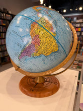 Cargar imagen en el visor de la galería, Globo Terráqueo Azul 30 cm (base de madera con rosa de los vientos) arco metálico con translación - GLOBEMASTER
