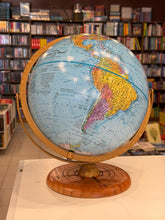 Cargar imagen en el visor de la galería, Globo Terráqueo Azul 30 cm (base de madera con rosa de los vientos) arco metálico con translación - GLOBEMASTER
