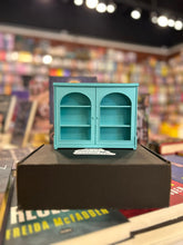 Cargar imagen en el visor de la galería, Librero grande decorativo con puertas - celeste

