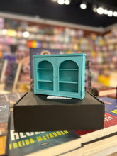 Cargar imagen en el visor de la galería, Librero grande decorativo con puertas - celeste
