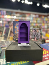 Cargar imagen en el visor de la galería, Librero pequeño decorativo con puertas - morado
