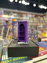 Cargar imagen en el visor de la galería, Librero pequeño decorativo con puertas - morado
