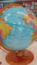 Cargar y reproducir el video en el visor de la galería, Globo Terráqueo Azul 30 cm (base de madera con rosa de los vientos) arco metálico con translación - GLOBEMASTER
